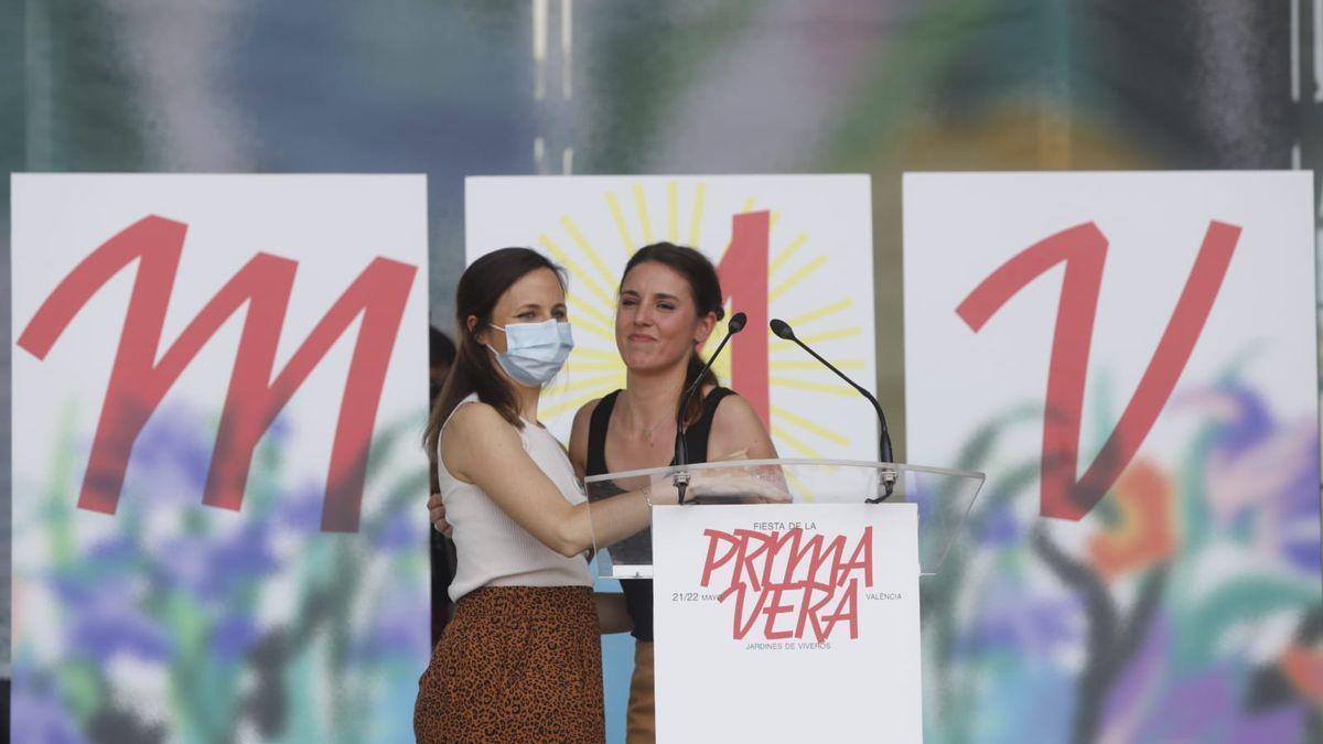 Irene Montero e Ione Belarra se abrazan durante el acto celebrado en València