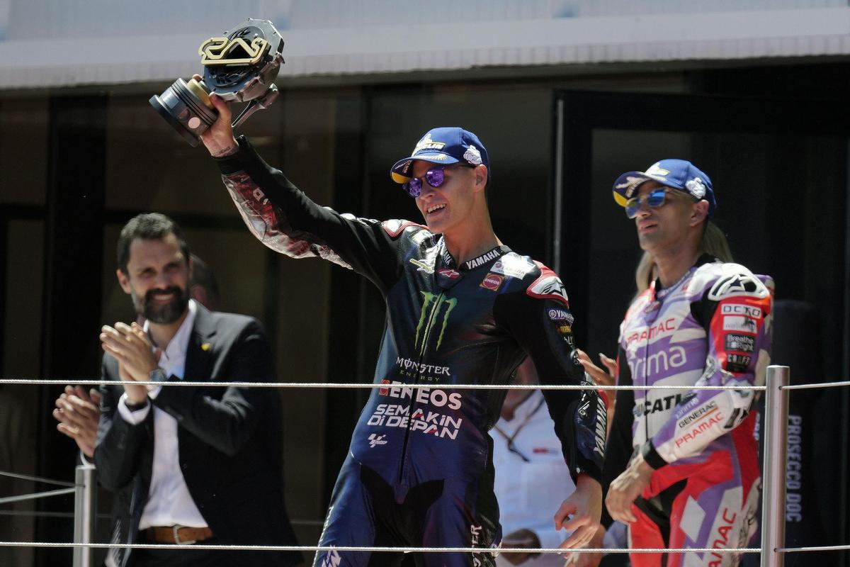 El piloto francés del Monster Energy Yamaha Fabio Quartararo en el podio tras conseguir la victoria en el Gran Premio de Catalunya de motociclismo de MotoGP disputado este domingo en el Circuito de Catalunya. EFE/Enric Fontcuberta