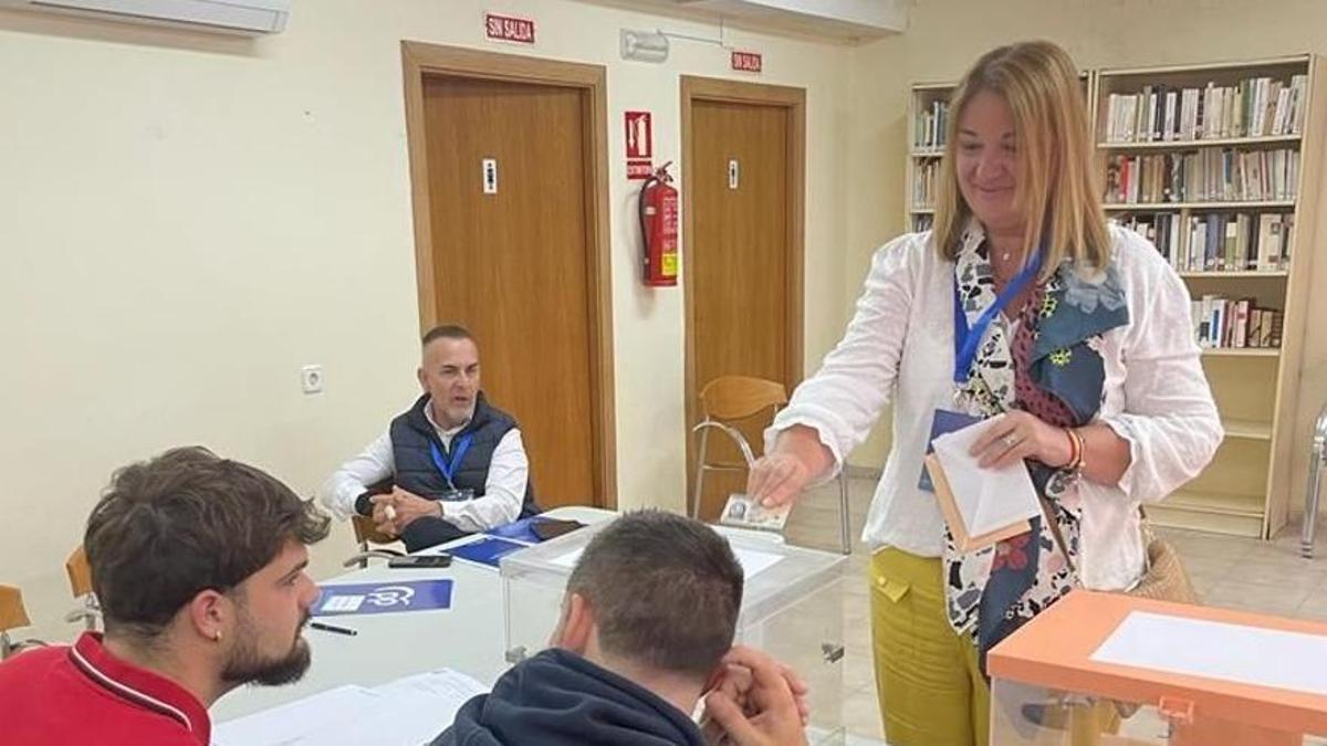 La alcaldesa Paqui Llopis, votando esta mañana. La alcaldesa Paqui Llopis, votando esta mañana.