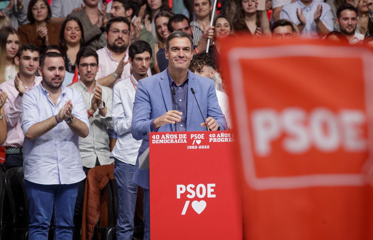 El presidente del Gobierno, Pedro Sánchez durante su participación este sábado en Sevilla en un acto para conmemorar el 40 aniversario de la victoria electoral que en 1982 hizo posible el primer gobierno socialista de la democracia. El presidente del Gobierno, Pedro Sánchez durante su participación este sábado en Sevilla en un acto para conmemorar el 40 aniversario de la victoria electoral que en 1982 hizo posible el primer gobierno socialista de la democracia.