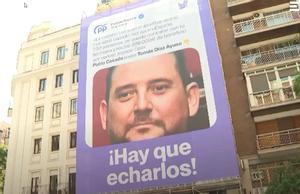 Así es la pancarta que Podemos ha desplegado en Madrid.