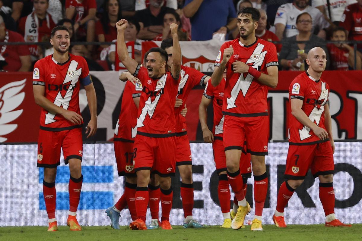 El delantero del Rayo Vallecano Álvaro García (2i), celebra su gol contra el Sevilla, durante el partido de la jornada 12 de LaLiga que jugaron en el estadio Sánchez Pizjuán. EFE/ Julio Muñoz
