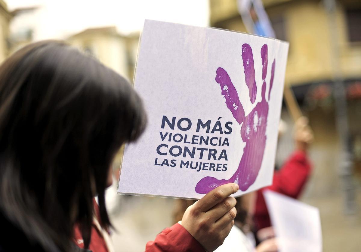 Imagen de una manifestación en Pamplona con motivo del Día Internacional contra la Violencia de Género. EFE/Villar López