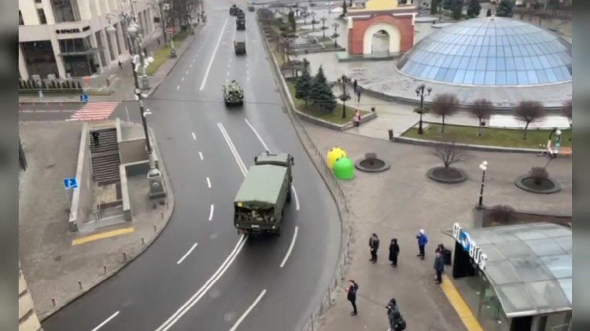 Vehículos de transporte de personal del Ejército de Ucrania, en la plaza de Maidán de Kiev