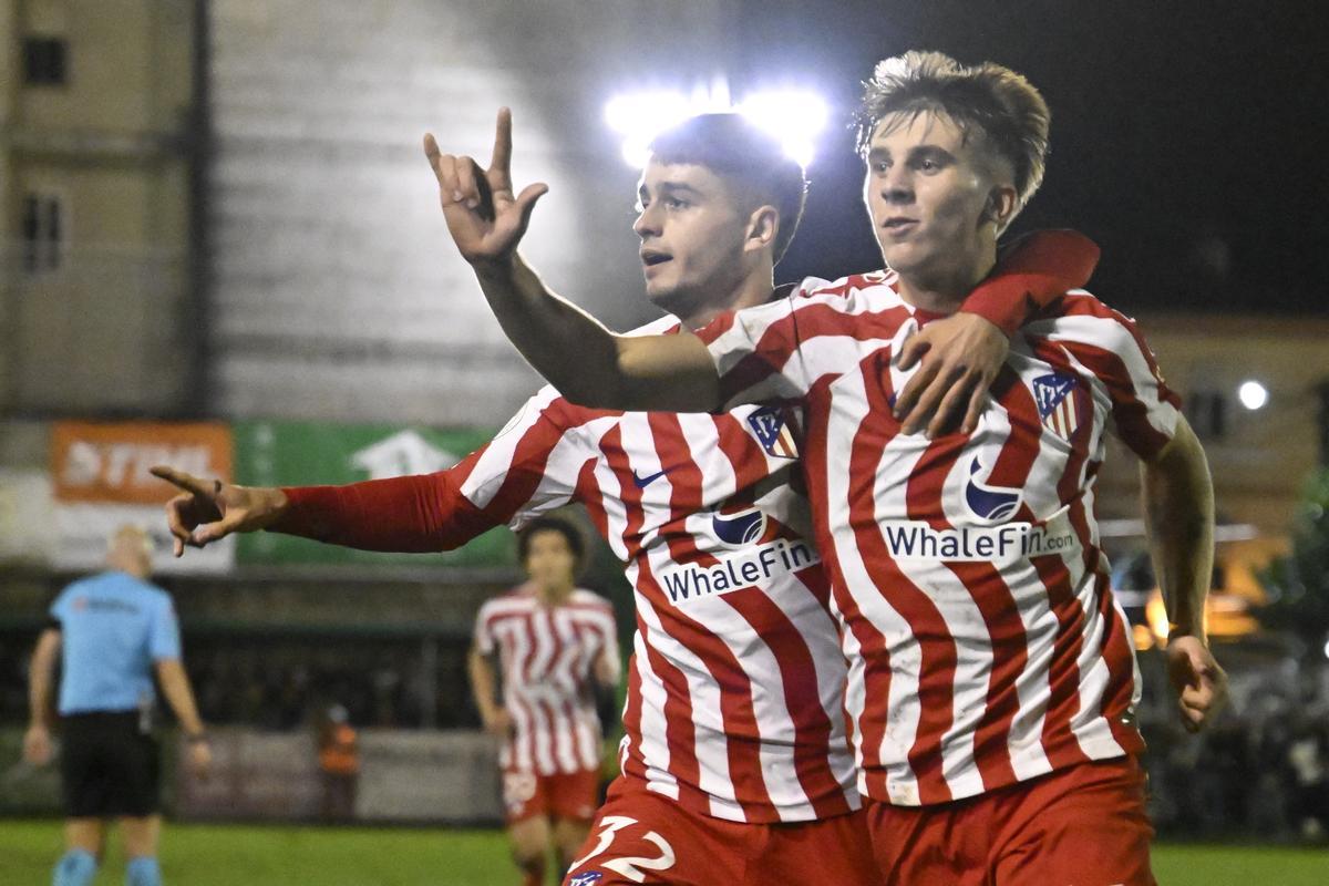 Pablo Barrios celebra el gol contra el Arenteiro junto a Alberto Moreno, otro canterano del Atlético.