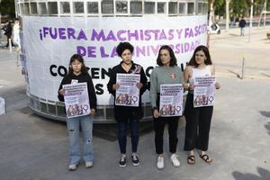 Concentración convocada por el Sindicato de Estudiantes en protesta por los gritos machistas de residentes del Colegio Mayor Elías Ahuja.