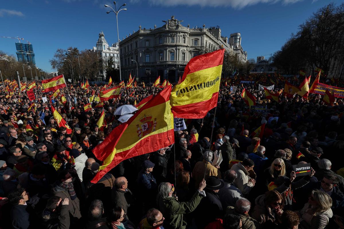 Decenas de miles de manifestantes protestan contra el gobierno de España en la Plaza de Cibeles. EPC