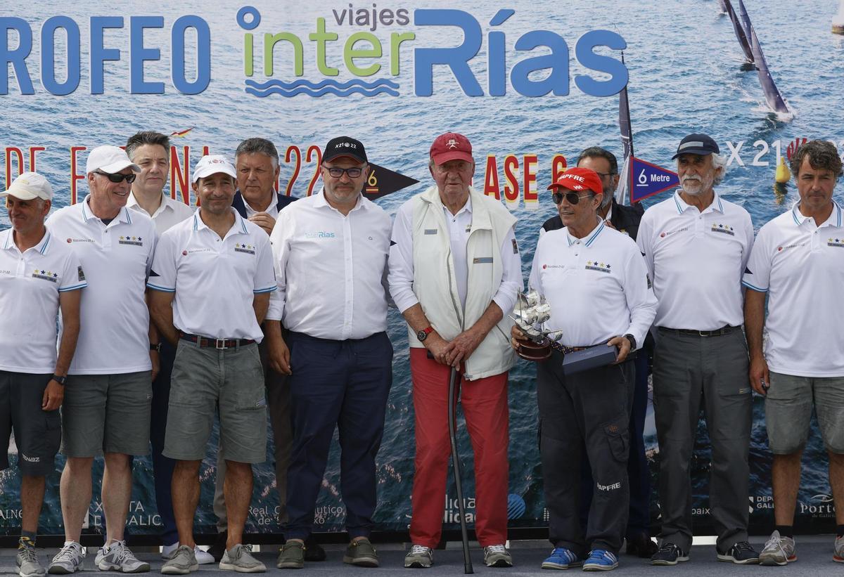 El Rey Emérito Juan Carlos I y la tripulación del barco Bribón 500 recogen el Trofeo Viajes InterRías tras la regata disputada este domingo en Sanxenxo. 