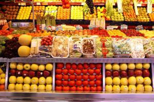 Sección de fruta de un supermercado.