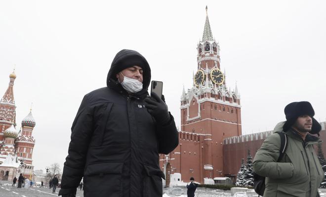 Dos hombres pasean por la Plaza Roja de Moscú