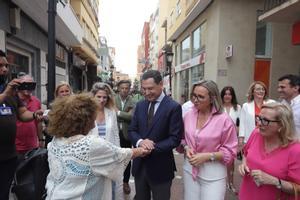 El presidente de la Junta de Andalucía y candidato a la reelección, Juanma Moreno (c), conversa con varias mujeres durante la visita realizada a la Línea de la Concepción (Cádiz). 