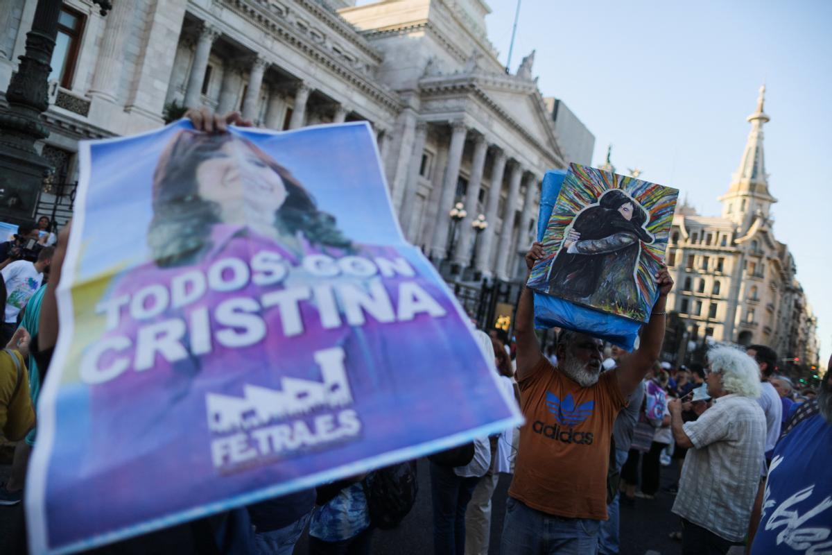 Seguidores de Cristina Fernández de Kirchner protestan frente al Congreso Nacional tras la sentencia contra la vicepresidenta, el pasado 6 de diciembre en Buenos Aires.