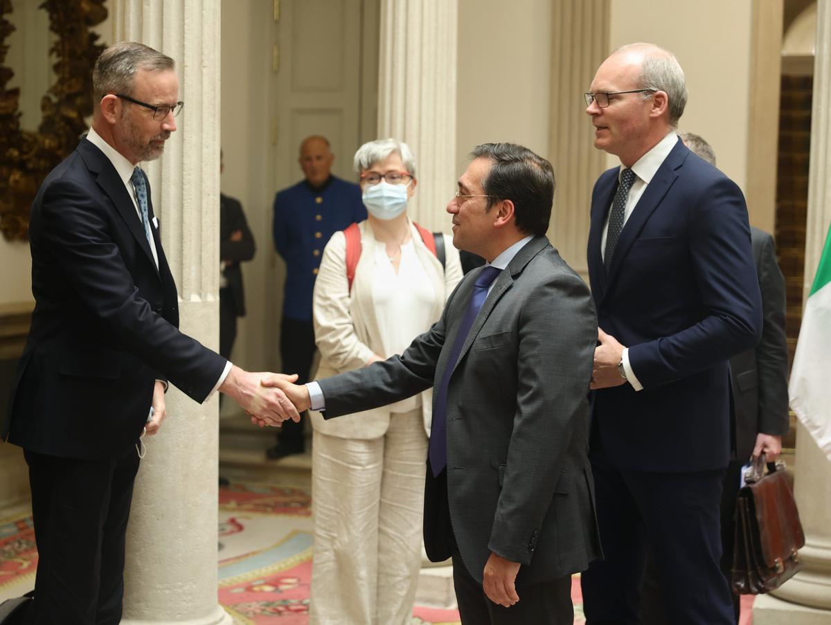 El ministro de Asuntos Exteriores, Unión Europea y Cooperación, José Manuel Albares (1i) y el ministro de Asuntos Exteriores y ministro de Defensa de la República de Irlanda, Simon Coveney (2i), a su llegada al Palacio de Viana, a 13 de mayo de 2022, en Madrid (España). 