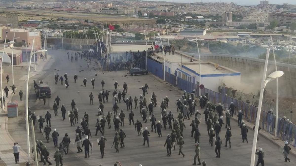 Un momento del asalto a la valla fronteriza entre Nador y Melilla el 24 de junio de 2022. Un momento del asalto a la valla fronteriza entre Nador y Melilla el 24 de junio de 2022.