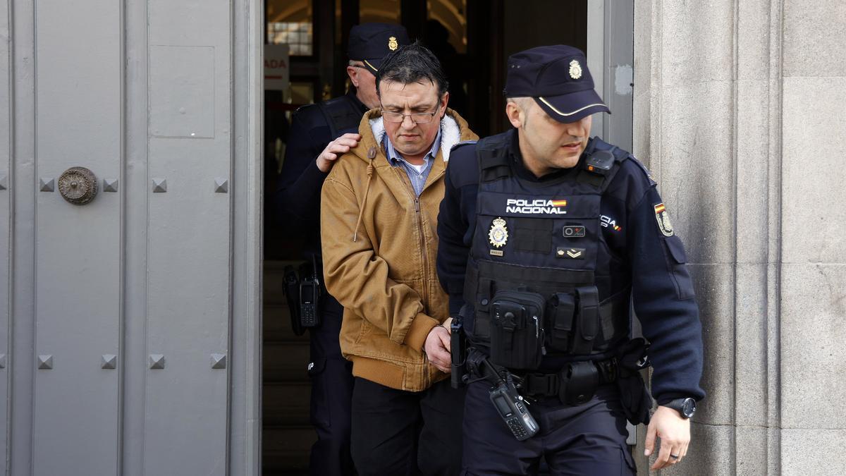 Abet, a su llegada a la Audiencia Provincial de Pontevedra, durante el juicio.
