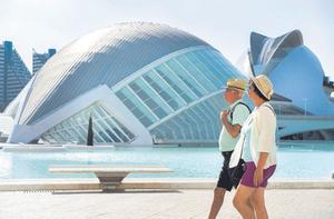 España dispara las llegadas de turistas, pero sólo recupera un 37% de los viajeros prepandemia
