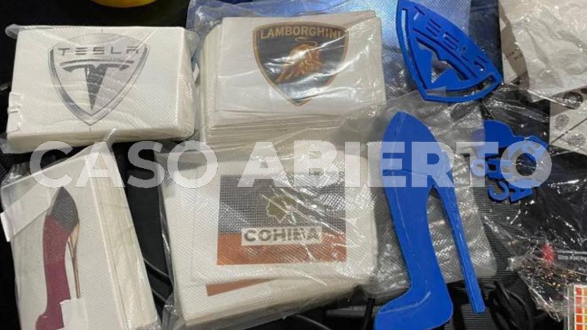 Los narcos ya tenían listos estos logos de marcas famosas para firmar sus siguientes envíos de cocaína. Los narcos ya tenían listos estos logos de marcas famosas para firmar sus siguientes envíos de cocaína.