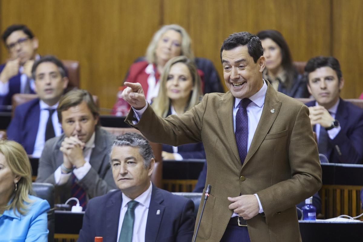 El presidente andaluz, Juan Manuel Moreno, este jueves en la sesión de control del pleno del Parlamento.