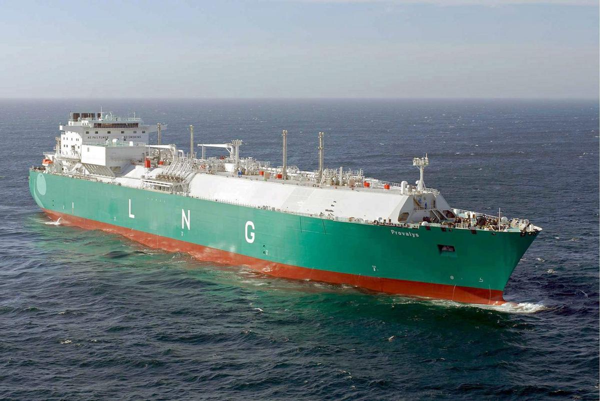 Un barco para el transporte de gas natural licuado (GNL). 