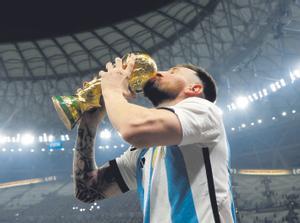 Leo Messi, capitán e ídolo de Argentina, besa la Copa del Mundo lograda en Lusail.