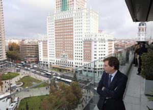 José Luis Martínez Almeida observa la reapertura de la Plaza de España desde una azotea cercana