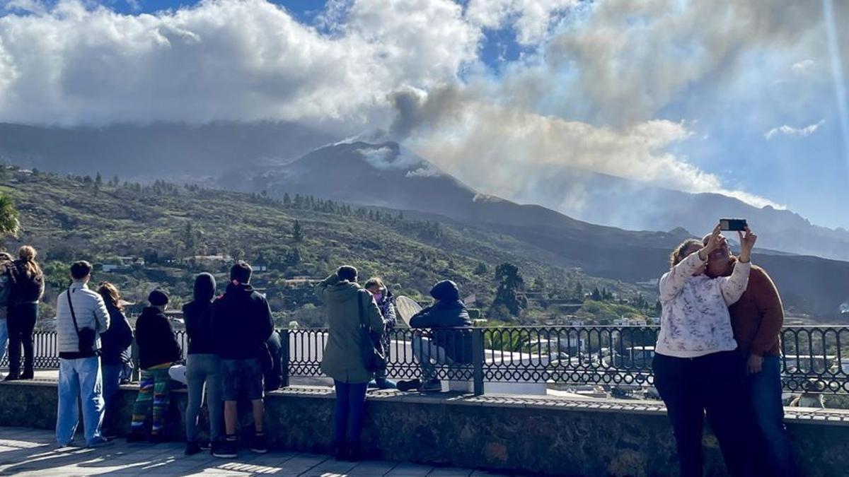 Turistas en la plaza de Tajuya observando el volcán de Cumbre Vieja
