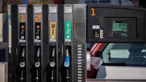 El precio de los carburantes sigue bajando en pleno debate sobre la prórroga de la bonificación