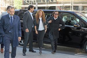 Imagen de 27 de marzo de 2019 de los cantantes Shakira y Carlos Vives (d), de camino a su declaración judicial tras ser denunciados por plagiar la canción ’La bicicleta’