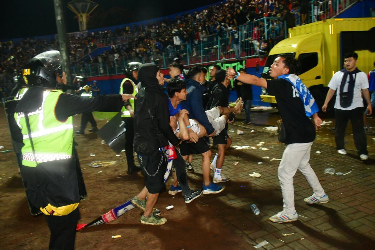 Una estampida durante un partido de fútbol en Indonesia causa decenas de muertos