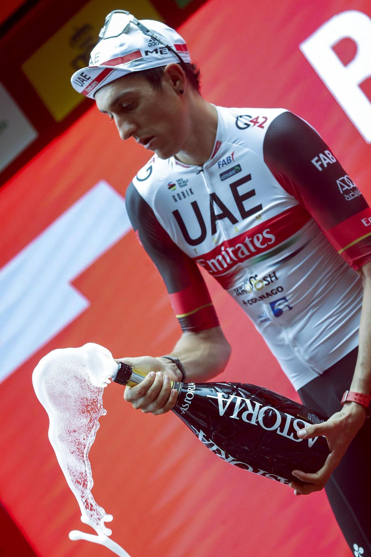ZARAUTZ, 24/08/2022.- El corredor Marc Soler, del equipo UAE, en el podio como vencedor de la quinta etapa de La Vuelta, disputada este miércoles entre Irún y Bilbao con 187,2 km de recorrido.- EFE/Javier Lizón