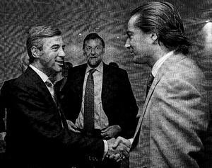 Ángel Acebes saluda a Gonzalo Urquijo en presidencia de Mariano Rajoy, en una imagen del sumario del caso Gürtel.