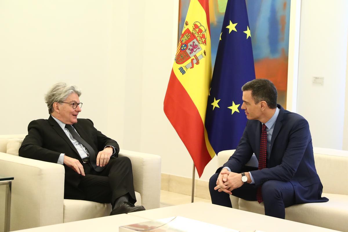 El presidente del Gobierno, Pedro Sánchez (d), recibe al comisario de Mercado Interior de la Unión Europea, Thierry Breton, este martes en el Complejo de la Moncloa.