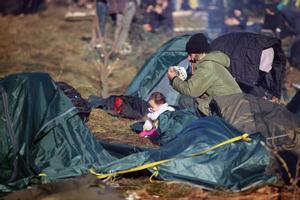 Un padre y su hija, en la frontera de Polonia y Bielorrusia.