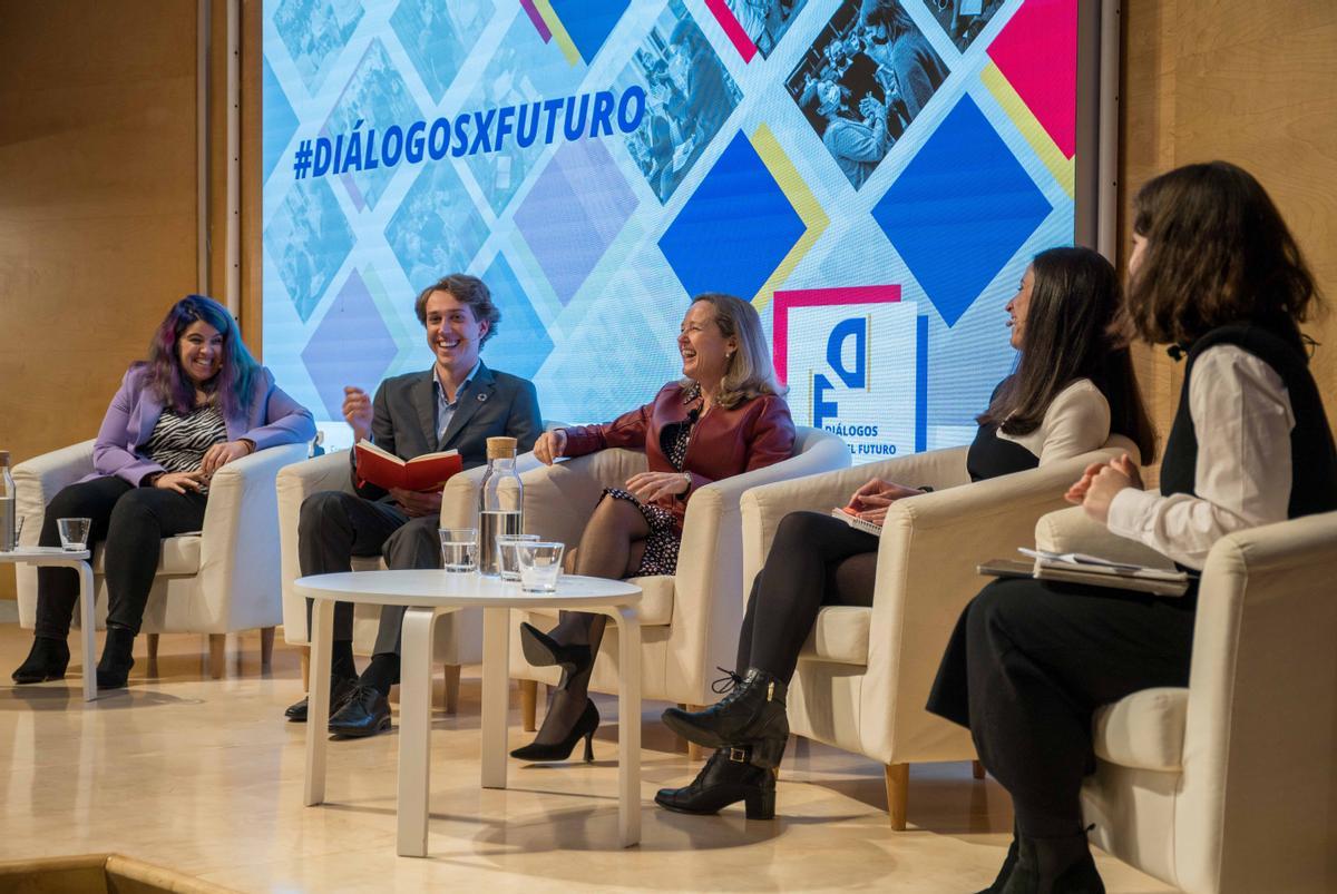 La economía y el empleo fueron el centro del debate donde la vicepresidenta del Gobierno Nadia Calviño intercambió opiniones con los jóvenes
