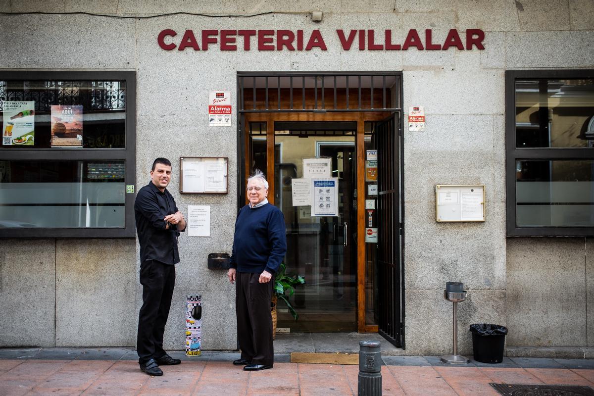 Los hosteleros Daniel Sanz (i.) y Juan Antonio Méndez, en la puerta de la Cafetería Villalar.