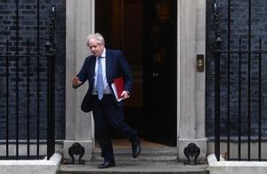 El primer ministro británico, Boris Johnson, sale del 10 de Downing Street. 