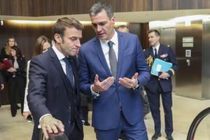El presidente del Gobierno, Pedro Sánchez, y su homólogo francés, Emmanuel Macron, charlan tras la reunión mantenida hoy en Alicante.