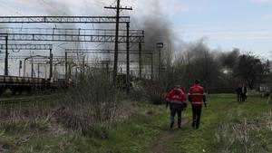 El ataque ruso contra cinco estaciones de tren en Ucrania pone en jaque a su sistema ferroviario