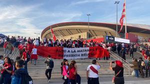 Aficionados de Perú protestan contra su gobierno, en los aledaños del estadio Civitas Metropolitano de Madrid.