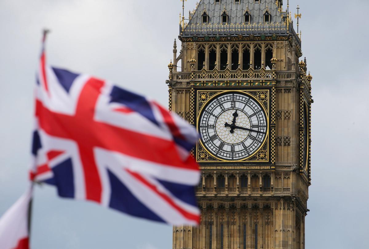 Bandera de Reino Unido con el Big Ben de fondo.