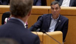 Pedro Sánchez escucha la intervención de Alberto Núñez Feijóo en el Senado, este martes.