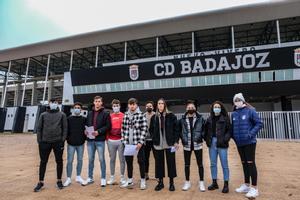 Jugadoras del primer equipo femenino y jugadores del filial y el juvenil del Badajoz, este martes en el Nuevo Vivero.