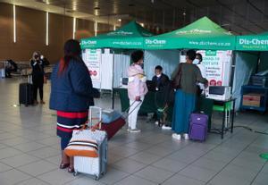 Viajeros en el aeropuerto de Johannesburgo.