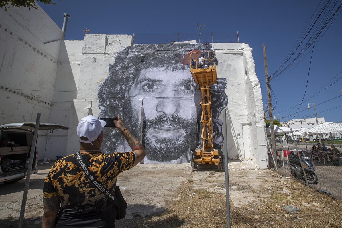 El fotógrafo jerezano Juan Carlos Toro se ha encargado de convertir una fotografía de José Monje Cruz, Camarón de la Isla, realizada por Joaquín Hernández, Kiki en 1991, en un mural gigante cuando se cumplen treinta años de su muerte.