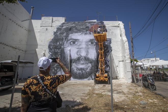 El fotógrafo jerezano Juan Carlos Toro se ha encargado de convertir una fotografía de José Monje Cruz, Camarón de la Isla, realizada por Joaquín Hernández, Kiki en 1991, en un mural gigante cuando se cumplen treinta años de su muerte.