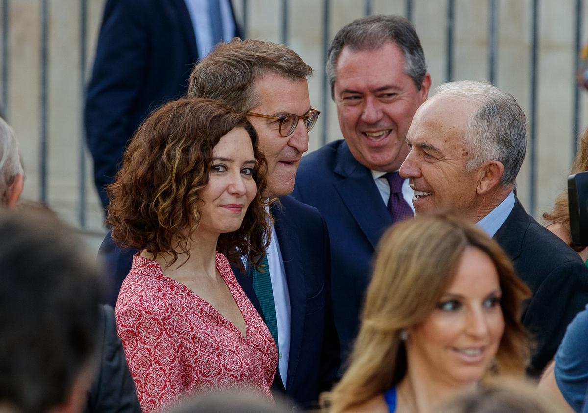 La presidenta de la Comunidad de Madrid, Isabel Díaz Ayuso; del PP, Alberto Núñez Feijóo, y el líder del PSOE andaluz, Juan Espadas (2d) conversan antes de la jura del presidente de la Junta de Andalucía, Juanma Moreno.