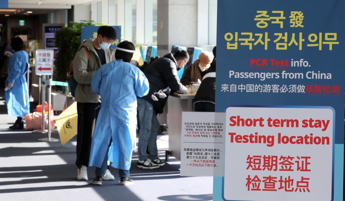 Controles covid a pasajeros procedentes de China recién llegados al aeropuerto de Incheon, Corea del Sur.