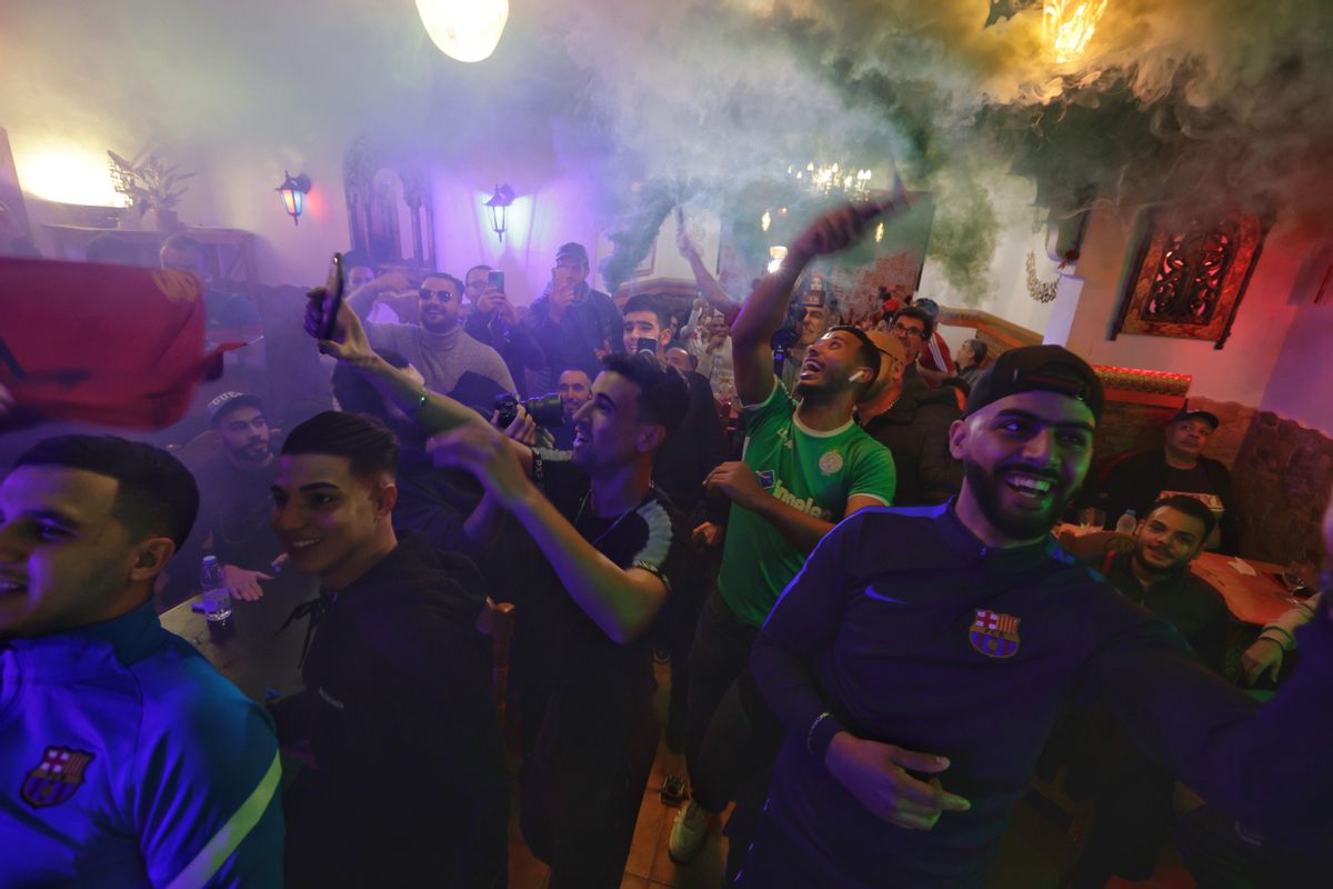 Seguidores marroquís viendo el partido de octavos de final del mundial de Qatar Marruecos-España octavos en el restaurante Rahma del Raval. Seguidores marroquís viendo el partido de octavos de final del mundial de Qatar Marruecos-España octavos en el restaurante Rahma del Raval.
