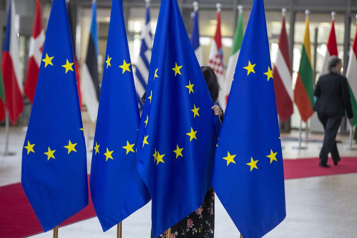 Una imagen de archivo de las banderas de la Unión Europea.