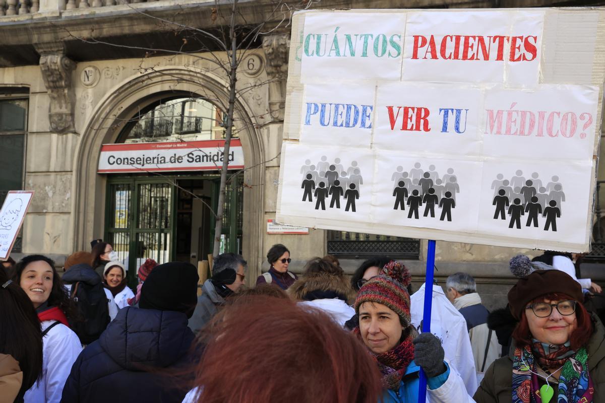 Protesta de médicos ante la Consejería de Sanidad de Madrid (EFE/ Zipi)